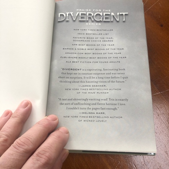 Divergent Series - Insurgent by Veronica Roth book is like new - Picture 3 of 7